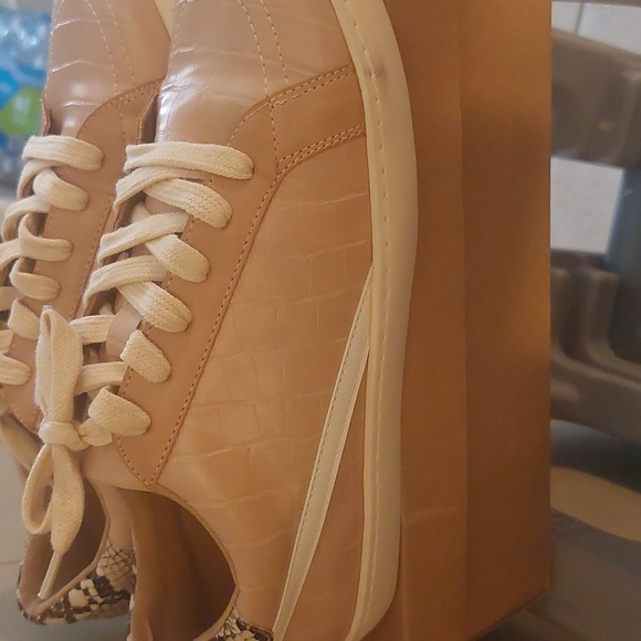 New in box blush sneakers sz 8.5 - Picture 4 of 4